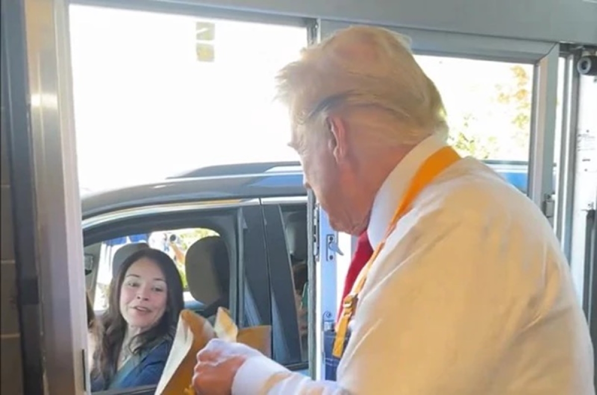 Brasileira sendo atendida por Trump - Foto: Reprodução/Print de Vídeo das Redes Sociais
