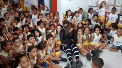 Crian�ada atenta: ?esse mosquito? a� educa (Foto: Divulga��o Secom/PMB)