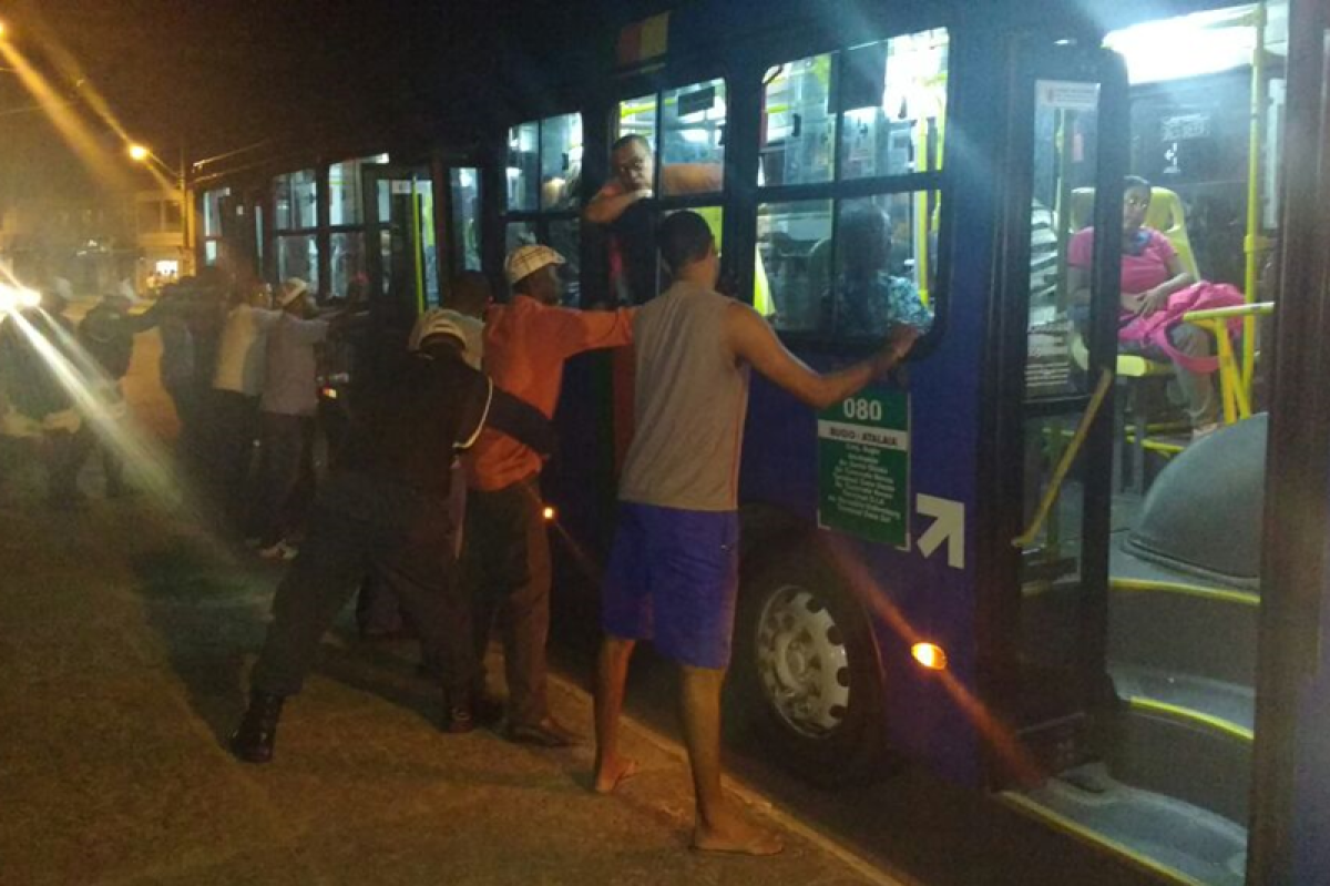 PM/Sergipe prende duas pessoas por posse de drogas durante abordagens a �nibus em Aracaju (Foto: PM/SE)