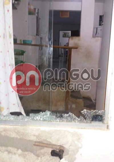 Casa paroquial � alvo de bandidos durante a madrugada (Foto: Pingou Not�cias)