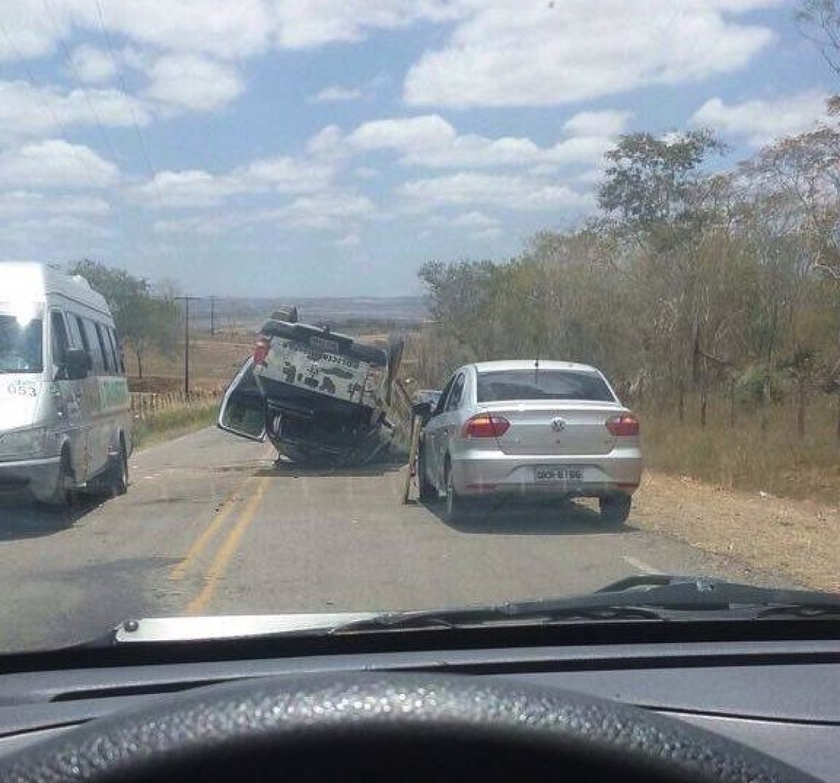 Viatura da Pol�cia de Caatinga capota em rodovia do sert�o (Imagem: Portal Mais Sert�o)