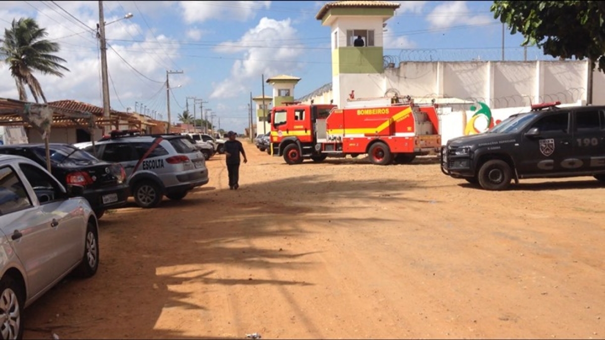 Pol�cia apreende 250 armas brancas e R$ 8 mil no pres�dio de Gl�ria (Imagem: Portal Mais Sert�o)