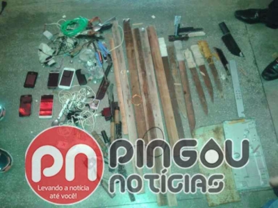 Celulares e facas s�o apreendidos por agentes penitenci�rios no Pres�dio de Gl�ria (Imagem: Pingou Not�cias)