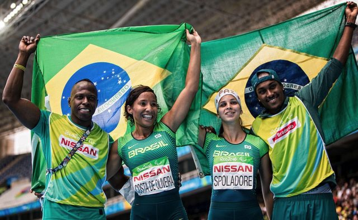 Silv�nia Costa e Lorena Spoladore comemoram as medalhas no salto em dist�ncia (Imagem: Marcio Rodrigues/MPIX/CPB)