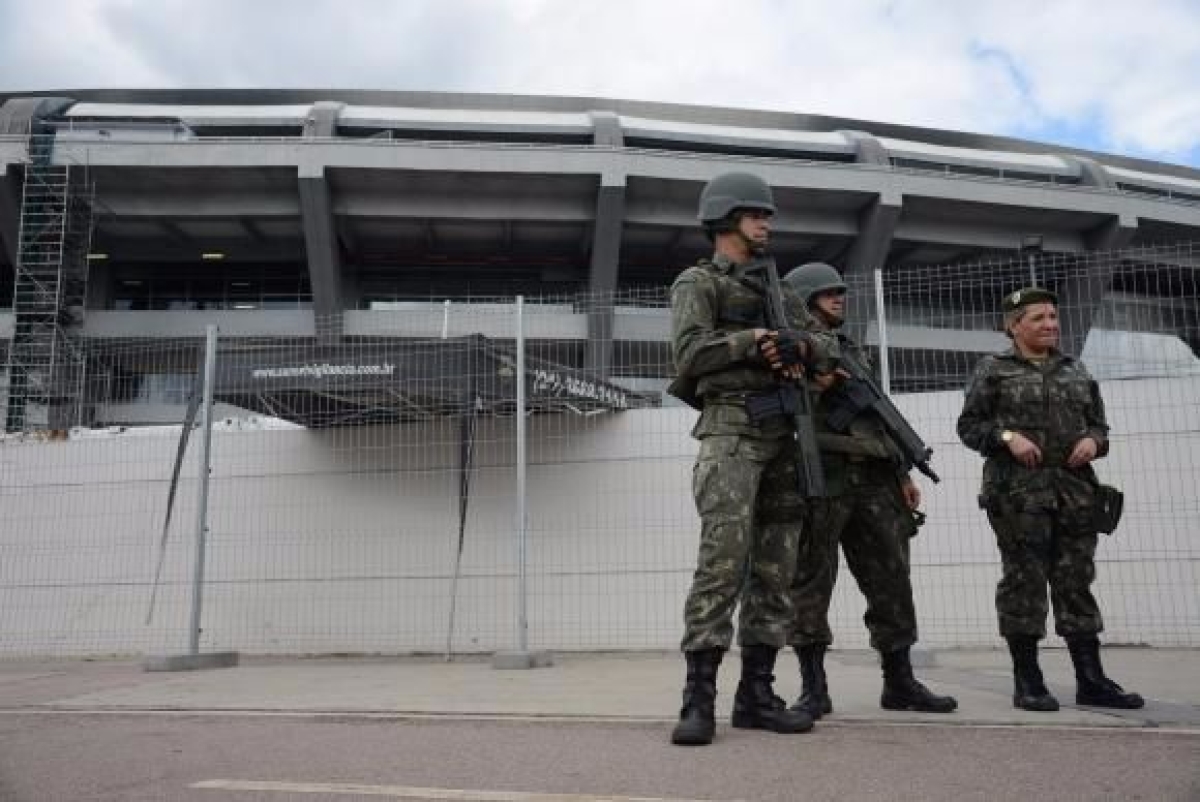 Militares no entorno do Est�dio do Maracan� simulam garantia de seguran�a na abertura dos Jogos Rio 2016 (Foto: Fernando Fraz�o/Ag�ncia Brasil)