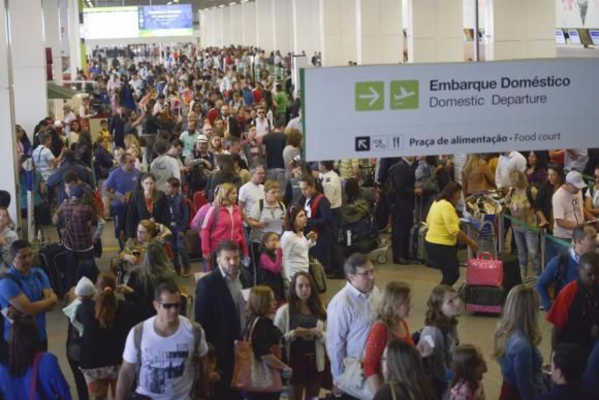 Novas normas de seguran�a exigiram dos passageiros paci�ncia para embarcar hoje em v�rios aeroportos brasileiros (Foto: Jos� Cruz/Ag�ncia Brasil)