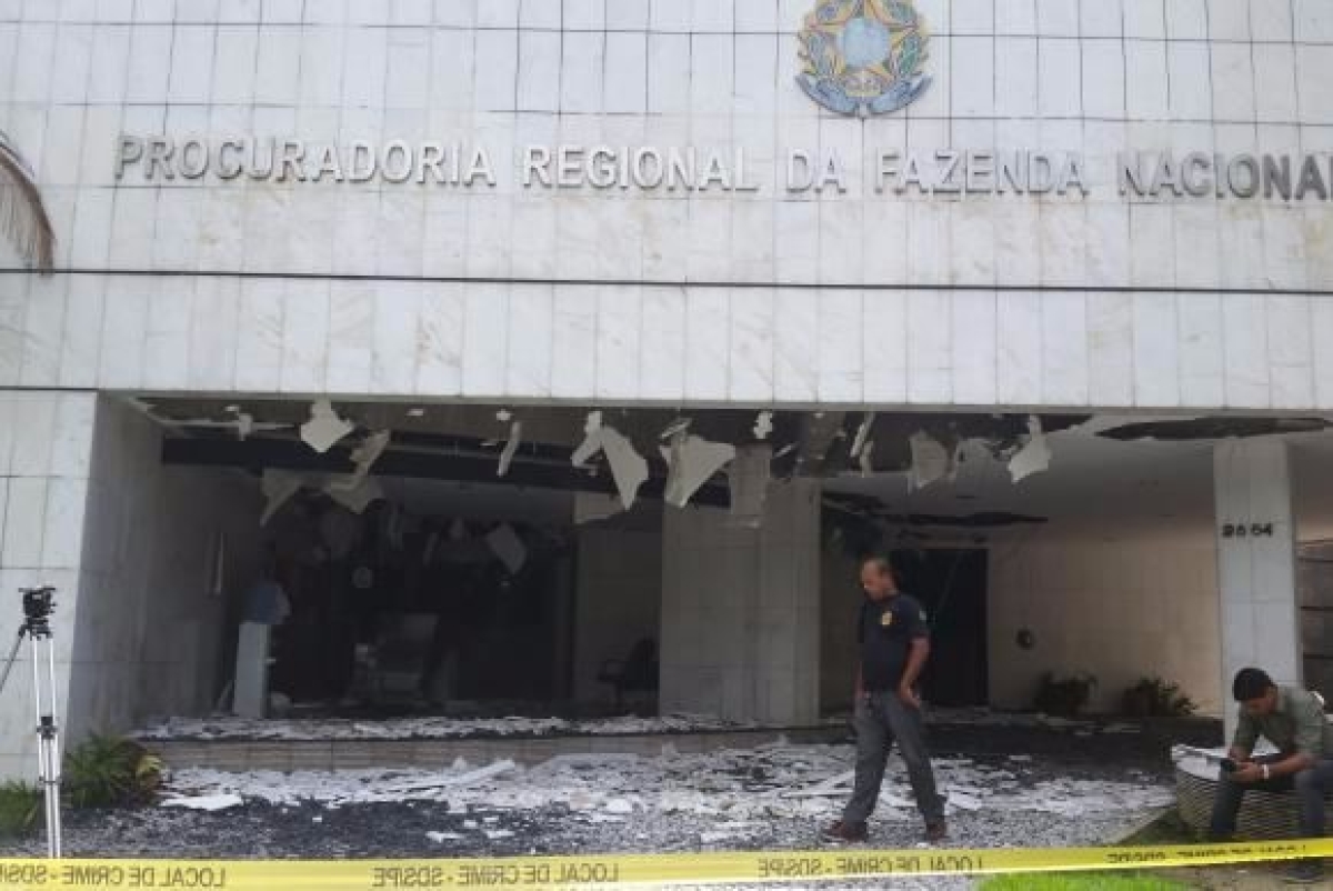 Explos�o de caixa eletr�nico destr�i parte da frente da sede da Procuradoria Regional da Fazenda Nacional no Recife (Foto: Sumaia Villela/Ag�ncia Brasil)