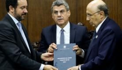 Os ministros Dyogo Oliveira e Henrique Meirelles entregam a proposta de Or�amento da Uni�o para 2017 ao segundo vice-presidente do Congresso, senador Romero Juc� (Foto: Wilson Dias/Ag�ncia Brasil)