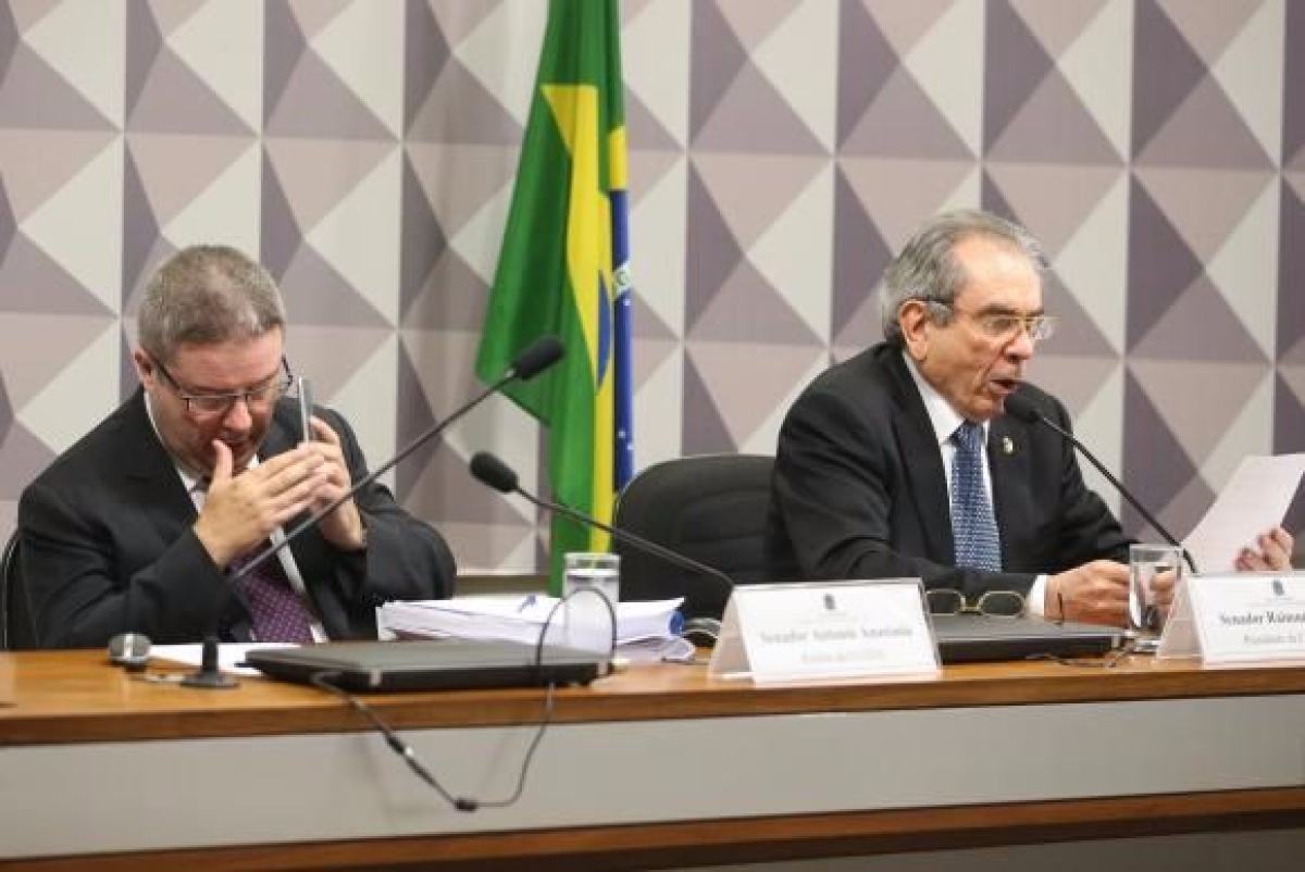 O relator Antonio Anastasia e o presidente da Comiss�o do Impeachment, Raimundo Lira, durante sess�o para discutir relat�rio sobre processo de impeachment da presidenta afastada Dilma Rousseff (Foto: Antonio Cruz/Ag�ncia Brasil)