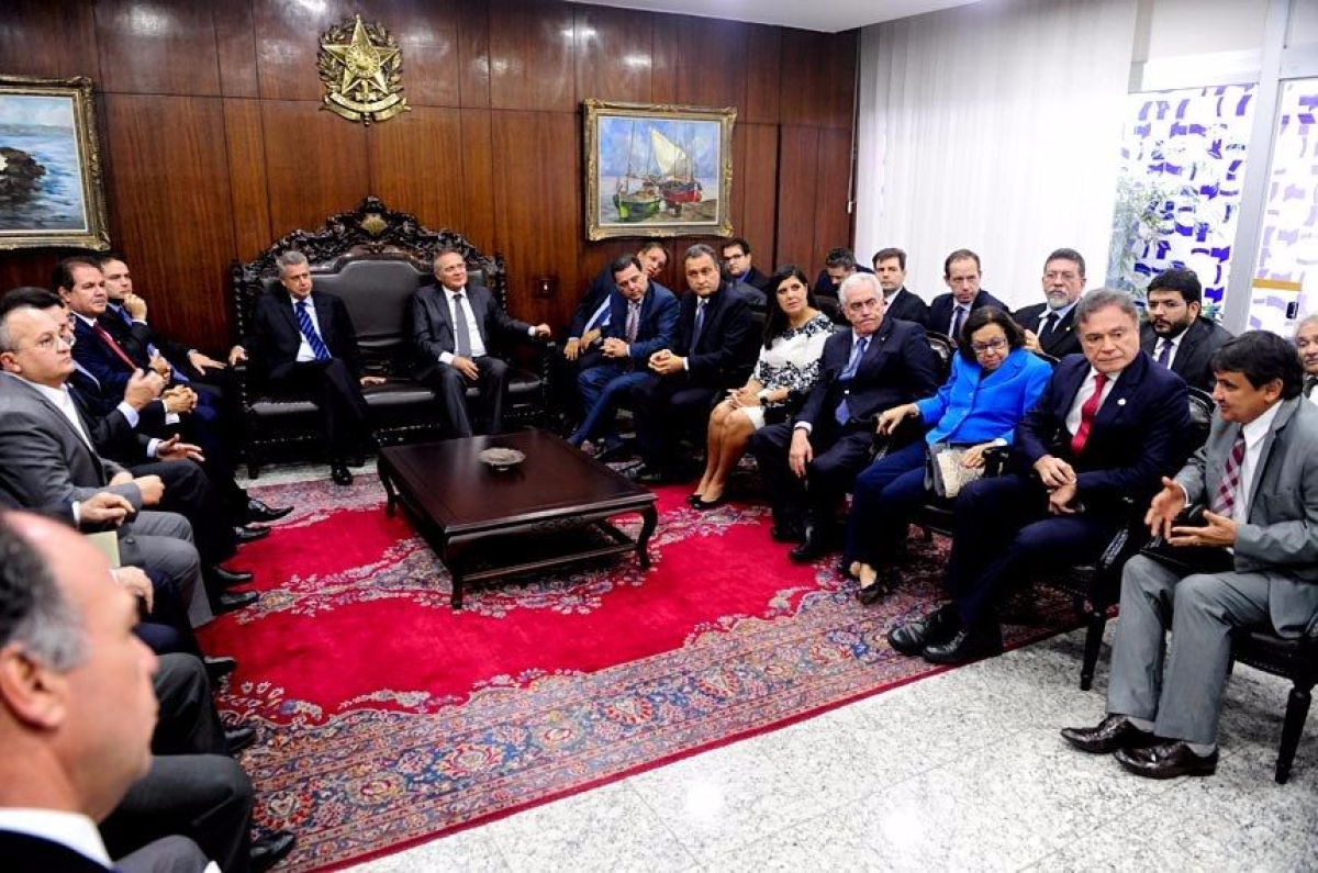 O presidente do Senado, Renan Calheiros (ao fundo � direita), com governadores do Norte, Nordeste e Centro-Oeste (Foto: Jonas Pereira/Ag�ncia Senado)