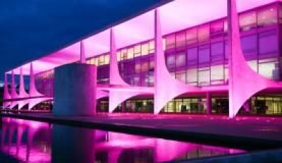 Pal�cio do Planalto com ilumina��o cor-de-rosa para a campanha Outubro Rosa, que alerta para a preven��o do c�ncer de mama (Imagem: Valter Campanato/Ag�ncia Brasil)